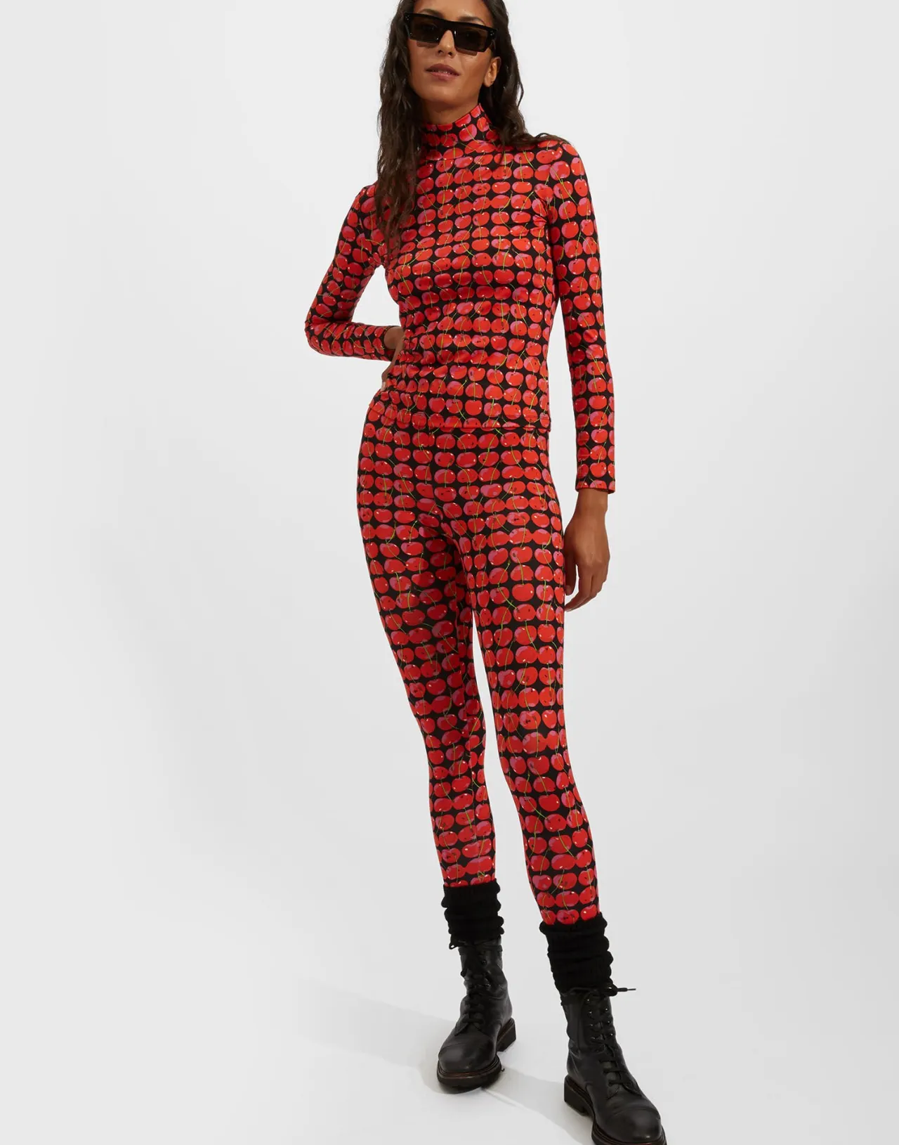La DoubleJ - Dolcevita Elegante in Ciliegia Scura con Maglia Skinny Ultra Morbida