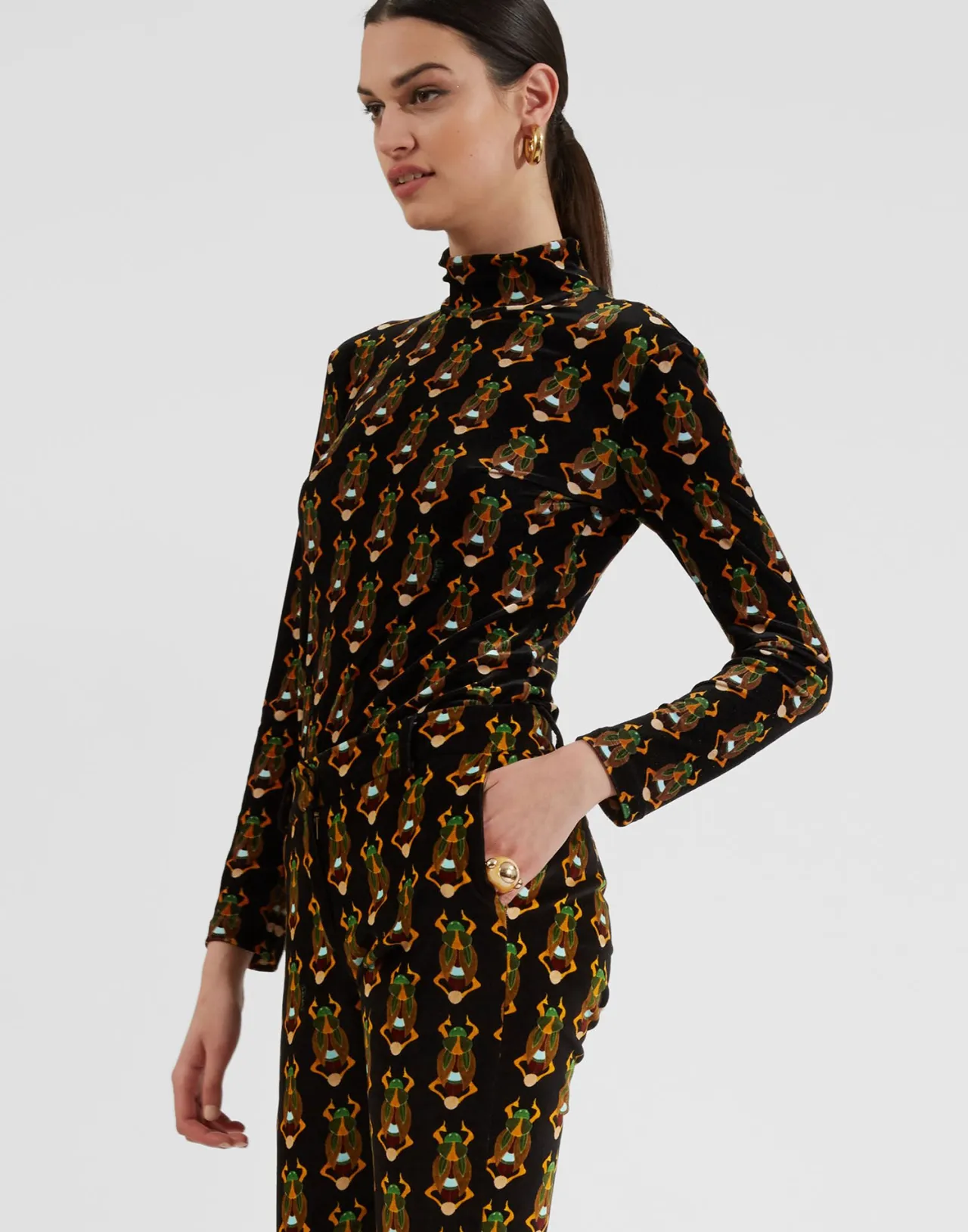 La DoubleJ Maglia Alta Femminile in Velluto Elasticizzato - Nero Scarabeo con Collo Dolcevita