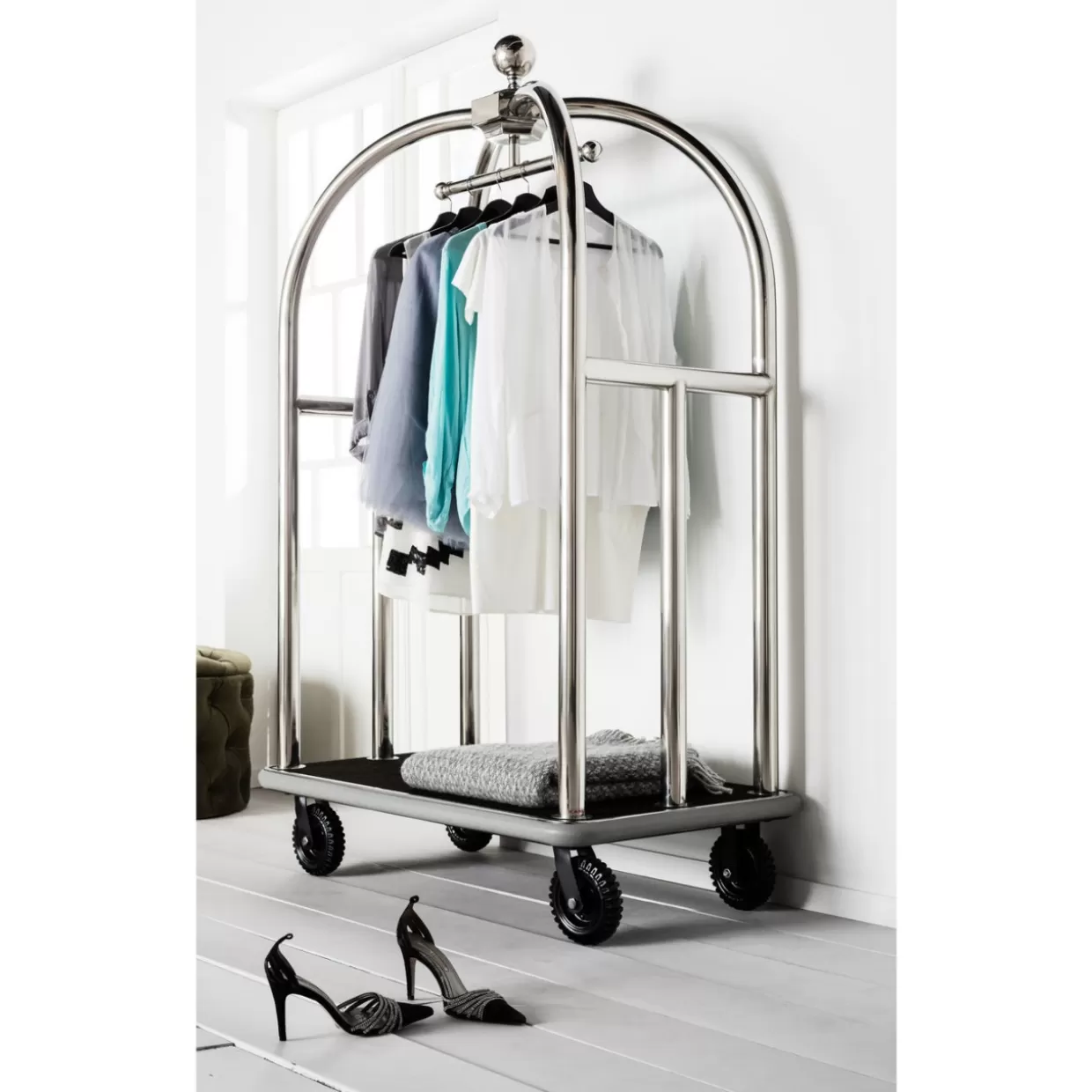 Carrello Bagagli VIP in Tonalità Silver Vegas - Arredi Compatti e Accessori Esclusivi by KARE Design