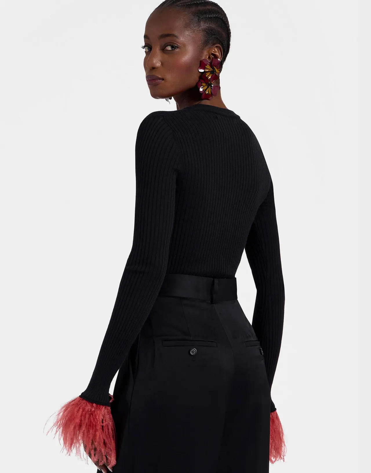 Maglia V-Scapolo La DoubleJ in Seta e Cashmere Rigato - Nero Opaco con Inserti Piumati e Taglio Adrenalinico 

（：，：1. 