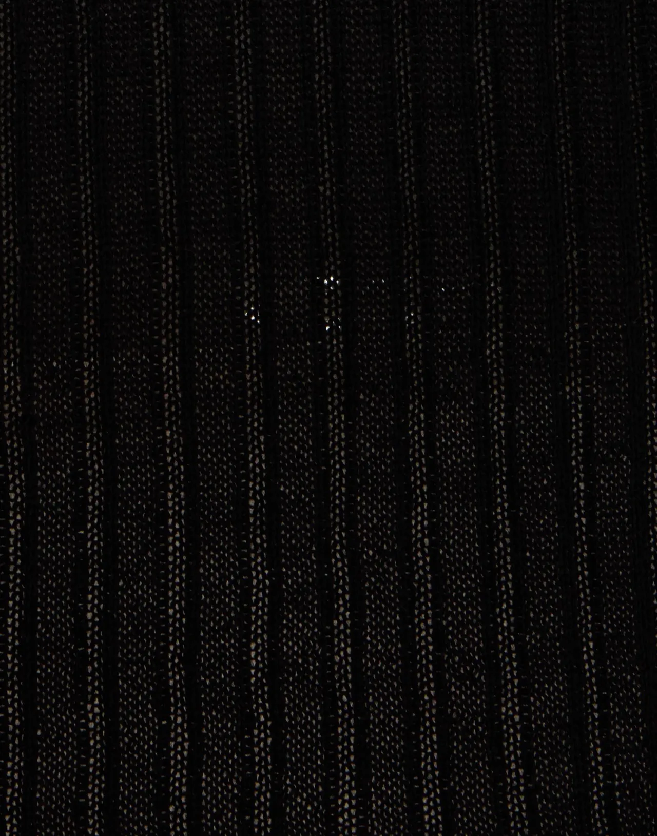 Maglia V-Scapolo La DoubleJ in Seta e Cashmere Rigato - Nero Opaco con Inserti Piumati e Taglio Adrenalinico 

（：，：1. 
