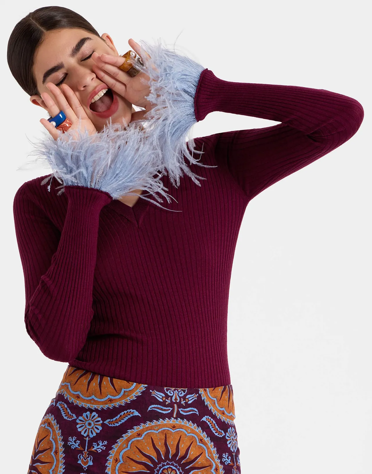 Maglia scollo a V in seta e cashmere lavorata a coste - Borgogna elegante con dettagli piumati - La DoubleJ Collezione Esclusiva