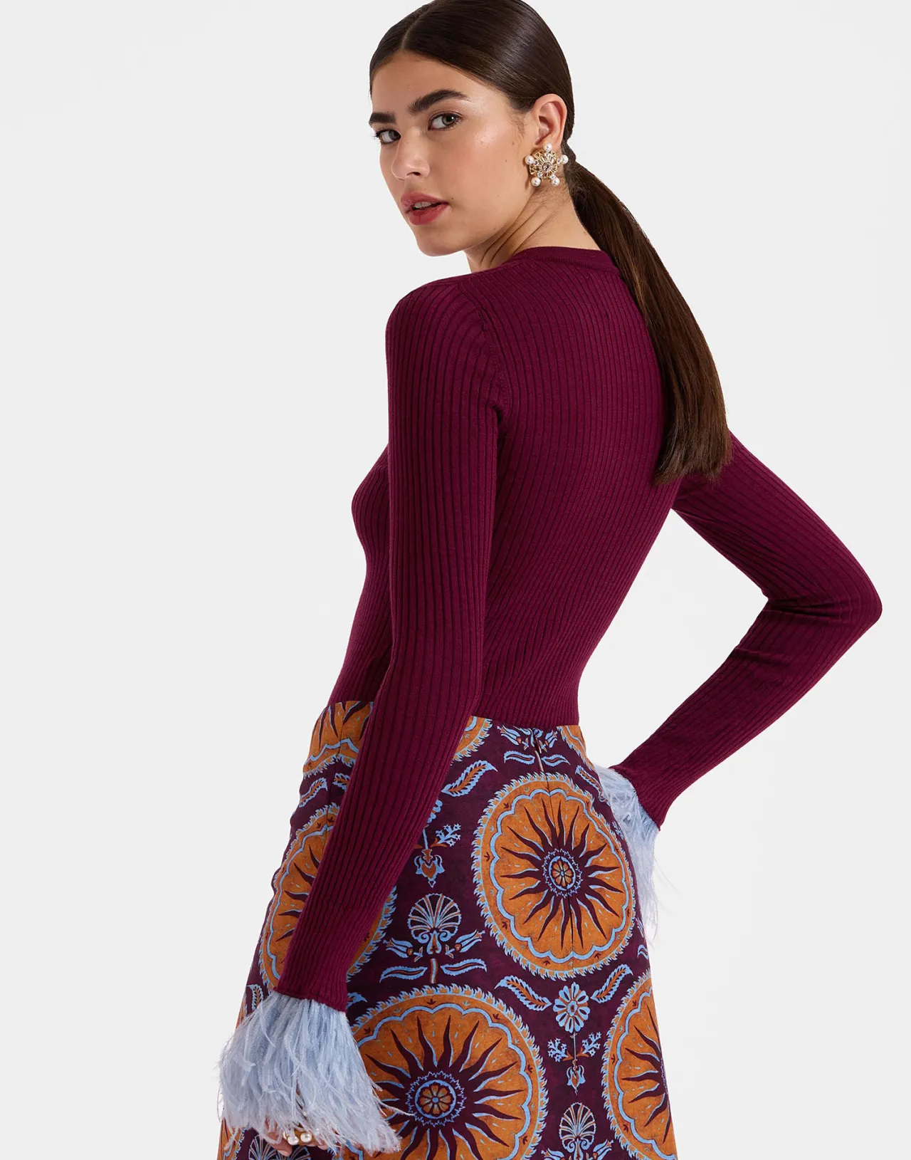 Maglia scollo a V in seta e cashmere lavorata a coste - Borgogna elegante con dettagli piumati - La DoubleJ Collezione Esclusiva