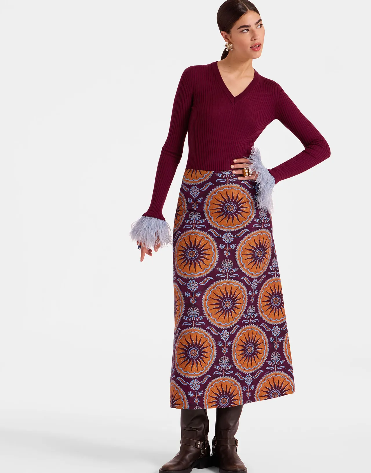 Maglia scollo a V in seta e cashmere lavorata a coste - Borgogna elegante con dettagli piumati - La DoubleJ Collezione Esclusiva