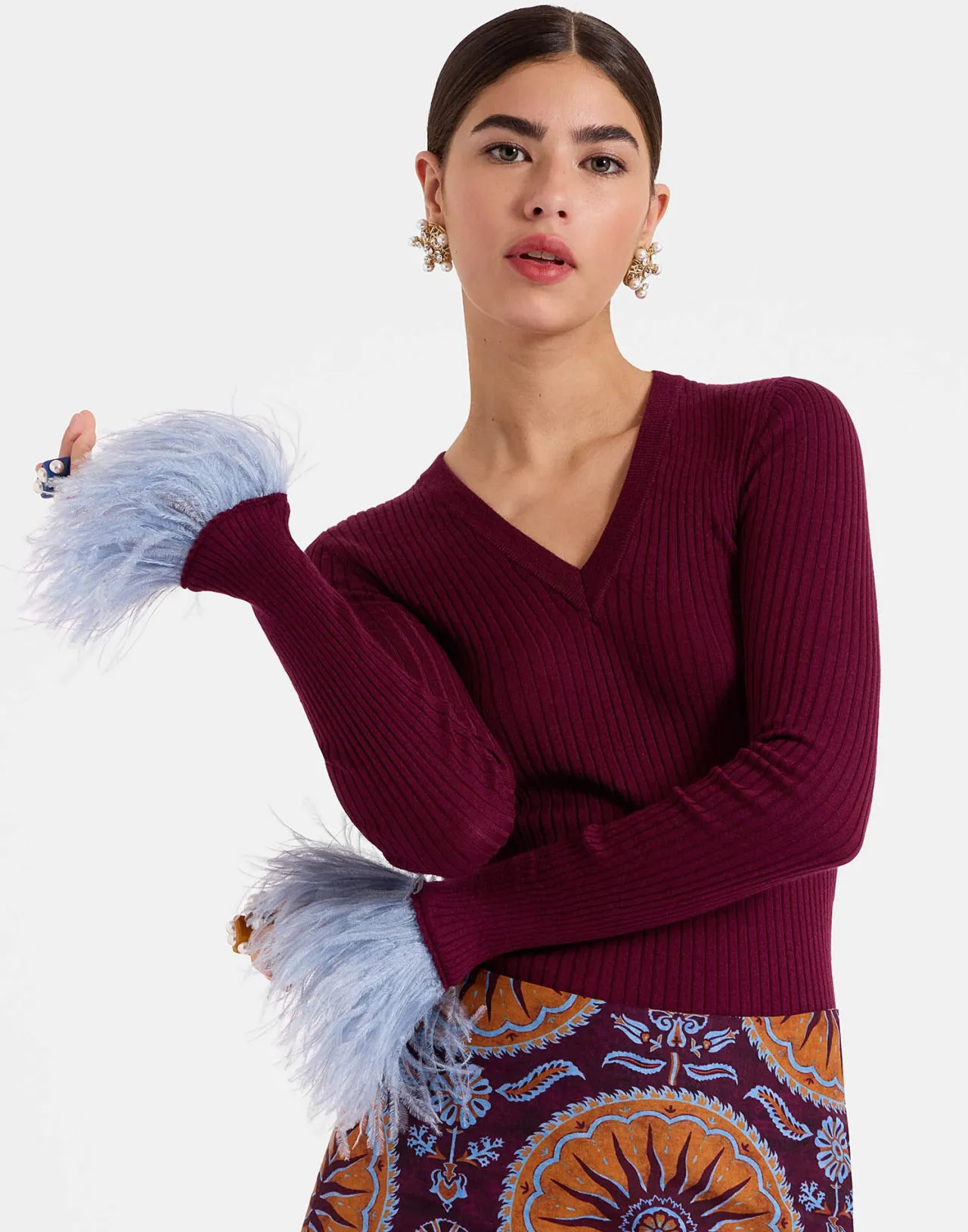 Maglia scollo a V in seta e cashmere lavorata a coste - Borgogna elegante con dettagli piumati - La DoubleJ Collezione Esclusiva