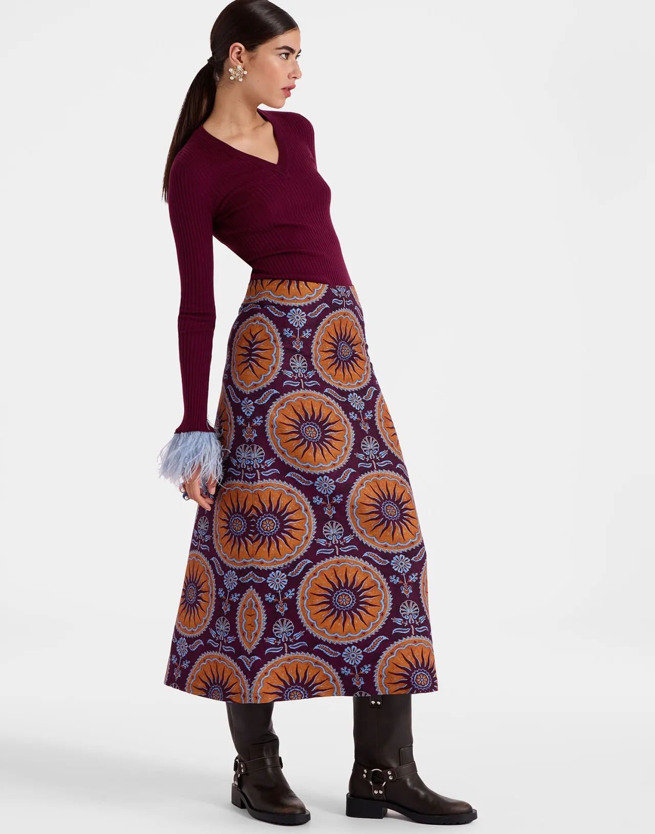 Maglia scollo a V in seta e cashmere lavorata a coste - Borgogna elegante con dettagli piumati - La DoubleJ Collezione Esclusiva