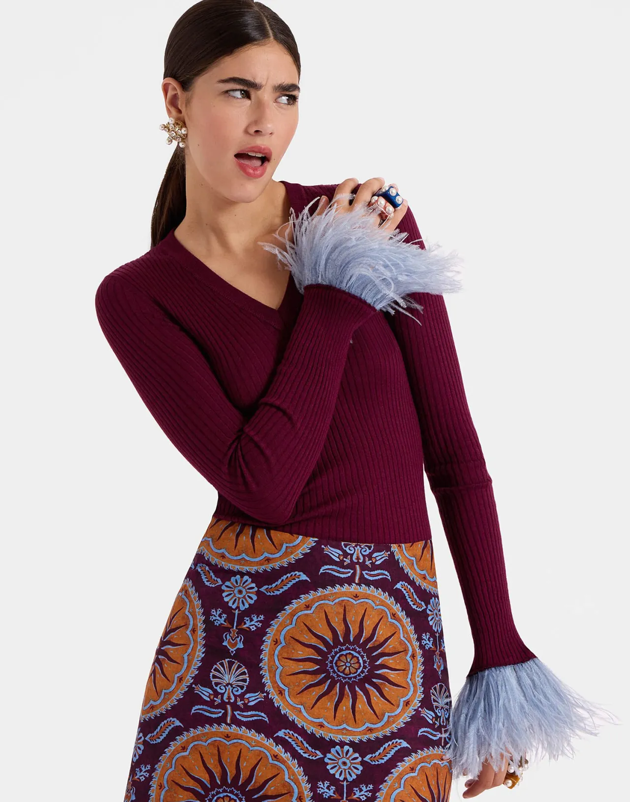 Maglia scollo a V in seta e cashmere lavorata a coste - Borgogna elegante con dettagli piumati - La DoubleJ Collezione Esclusiva