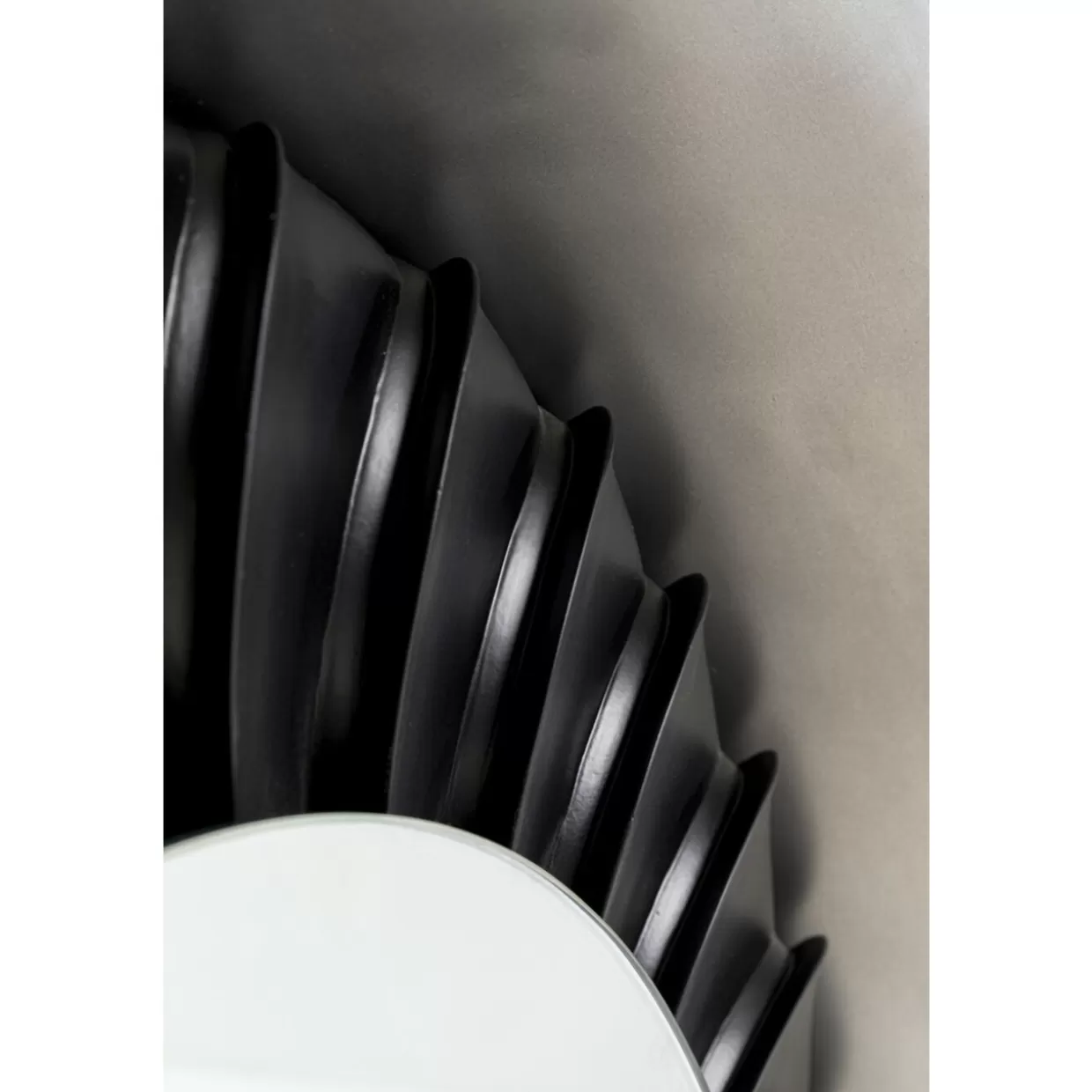 Specchio Moderno KARE Design 'Jet' - Specchio da Parete Ø119cm con Cornice Elegante per Arredamento Contemporaneo